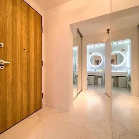 Zyndrama Centre Deluxe By Bookinghost * Vratislav