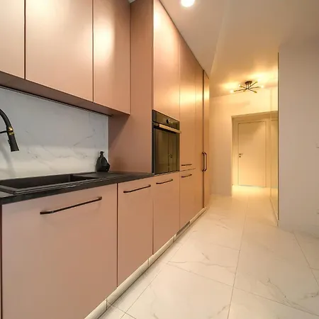 Zyndrama Centre Deluxe By Bookinghost *