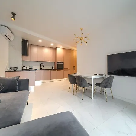 Zyndrama Centre Deluxe By Bookinghost Vratislav