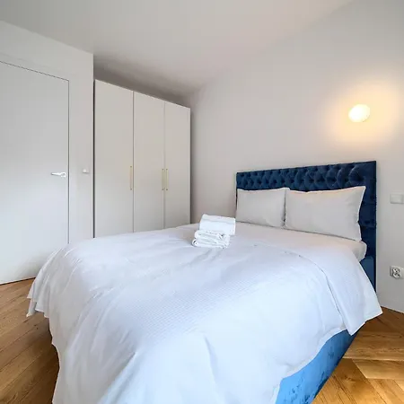 Zyndrama Centre Deluxe By Bookinghost