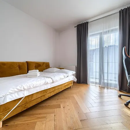 Zyndrama Centre Deluxe By Bookinghost Daire