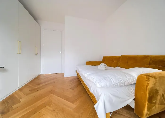 Zyndrama Centre Deluxe By Bookinghost Daire *