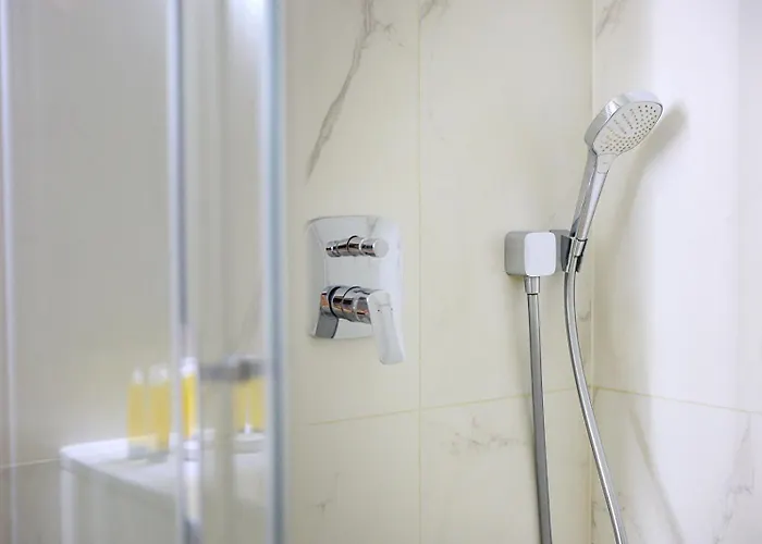 Zyndrama Centre Deluxe By Bookinghost Daire *