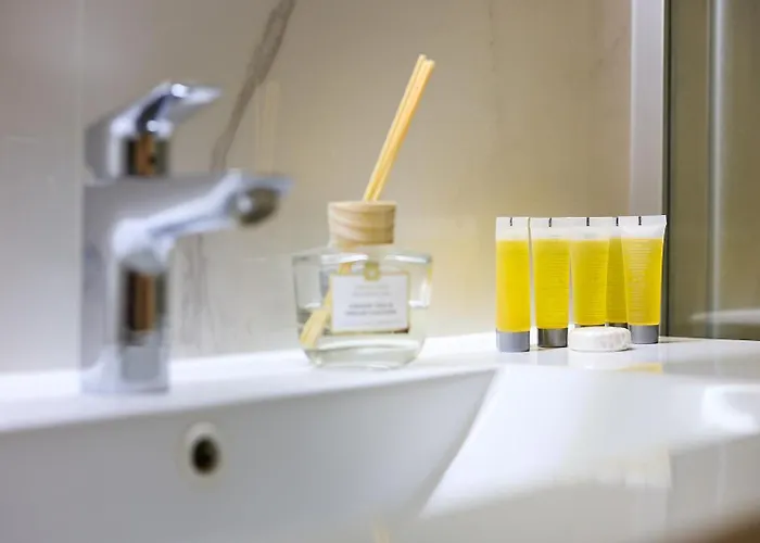 Zyndrama Centre Deluxe By Bookinghost Daire *